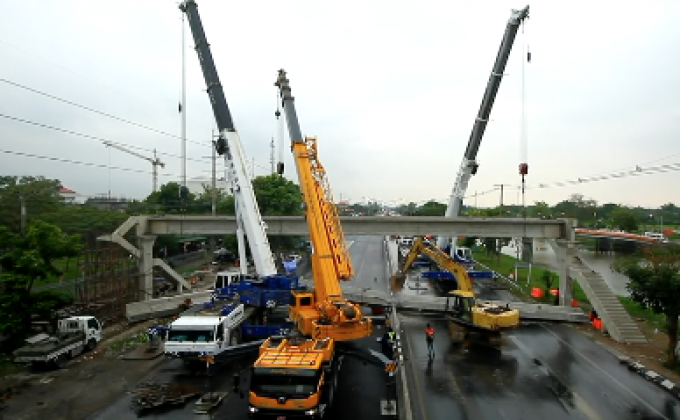 คานสะพานลอยหนักกว่า 30 ตัน หล่นขวางถนน
