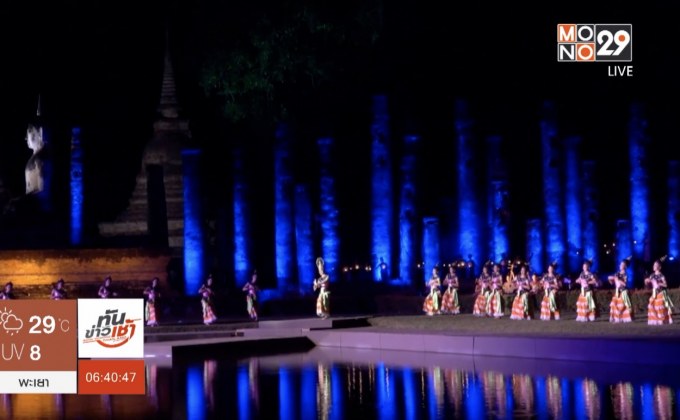 ”ลอยกระทงเผาเทียนเล่นไฟ จ.สุโขทัย”อลังการแสง สี เสียง