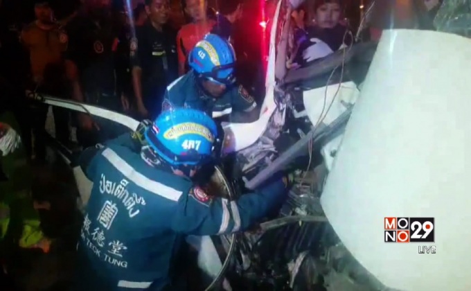 รถตู้เสียหลักชนป้ายบอกทางบาดเจ็บ 4 คน