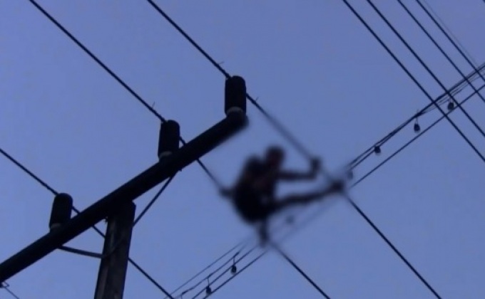 ชายวัย 40 ปีคลุ้มคลั่งปีนเสาไฟพลัดตกอาการสาหัส