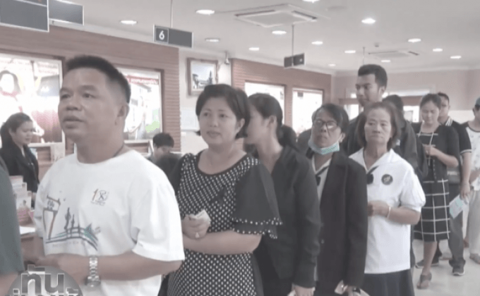 คึกคัก ประชาชนแห่แลกเหรียญ-ธนบัตร ร.9