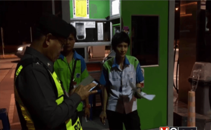 คนร้ายสวมหมวกกันน๊อคบุกชิงเงินปั้มน้ำมัน