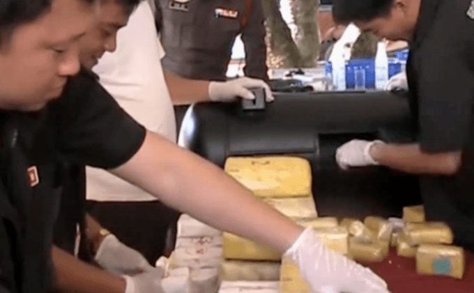 ยาบ้า-ไอซ์ซุกถังก๊าซรถยนต์ 100 ล้านบาท