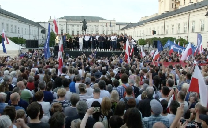 ประท้วงปฏิรูปศาลยุติธรรมในโปแลนด์