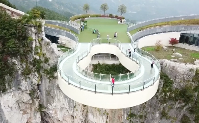 สะพานกระจกในจีนเพิ่มเอฟเฟ็กต์หวาดเสียว