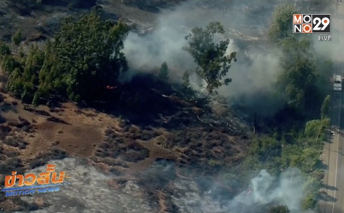 ​เจ้าหน้าที่ดับเพลิงสหรัฐฯ สกัดกั้นไฟป่าใกล้เขตชุมชน