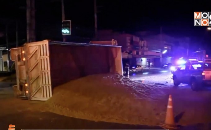 รถพ่วงบรรทุกทรายชนรถพ่วงบรรทุกปูน จ.อ่างทอง