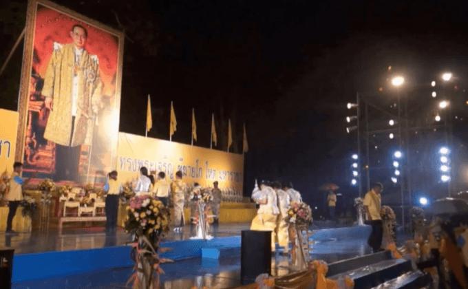 บรรยากาศจุดเทียนถวายพระพร