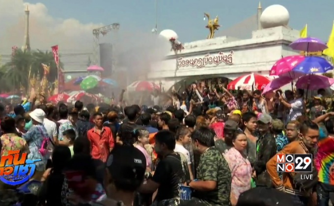 นักท่องเที่ยวแห่เล่นน้ำสงกรานต์พระประแดงคึกคัก