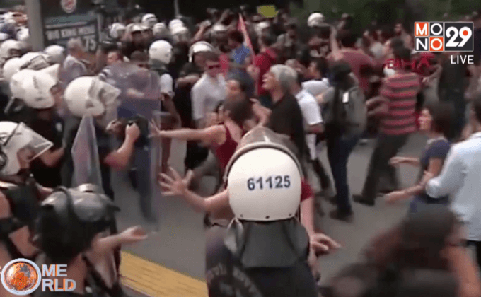 ผู้ประท้วงปะทะตำรวจในตุรกี