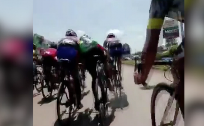 คลิปนักปั่นระดับประเทศเบียดคู่แข่งล้ม