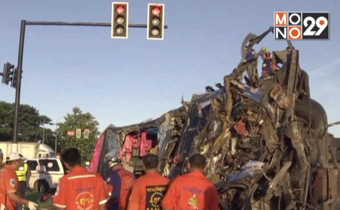 รถทัวร์ อสม.ร้อยเอ็ด พุ่งชนรถบรรทุกพ่วง