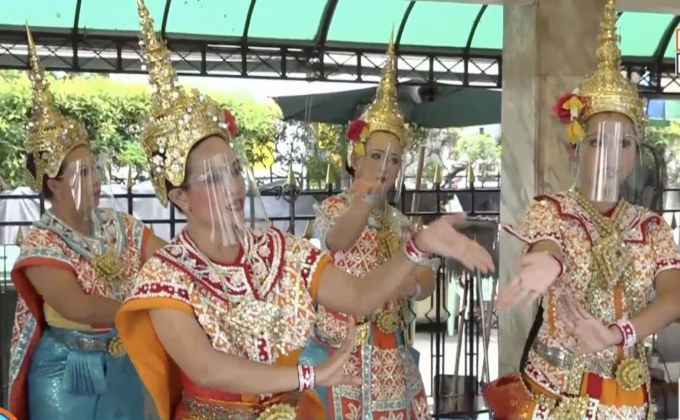 “นางรำ”ปรับตัวใส่เฟซชิลด์ระหว่างรำแก้บนป้องกัน โควิด-19