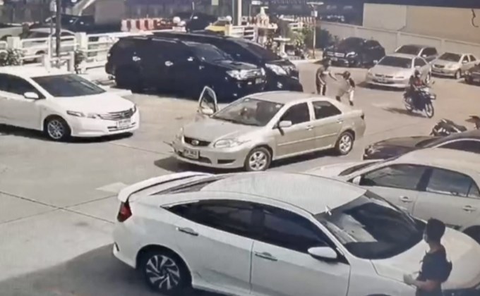 ชายใจร้อนโดนเตือนแซงคิวตามมาทำร้ายร่างกาย