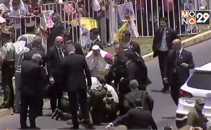 โป๊บฟรานซิสทรงหยุดขบวนรถแห่เพื่อช่วยเหลือตำรวจตกม้า