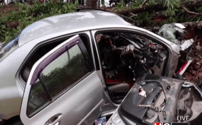 รถเก๋งเสียหลักพุ่งชนต้นไม้ที่หาดใหญ่