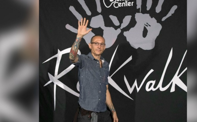 เชสเตอร์ เบนนิงตัน นักร้องนำวง Linkin Park เสียชีวิตแล้ว