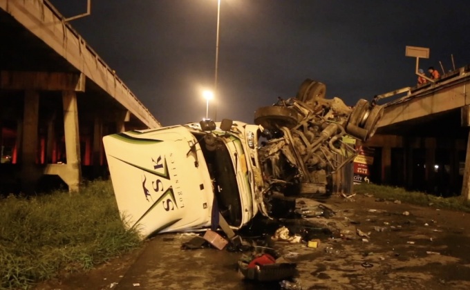 รถ 18 ล้อตกสะพานทับกระบะบาดเจ็บ 1 คน