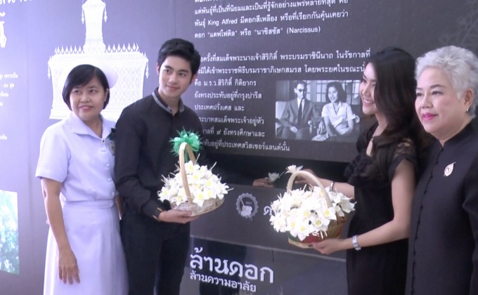 กิ๊ก – กัน ร่วมทำดอกไม้จันทน์ “ล้านดอก ล้านความอาลัย”
