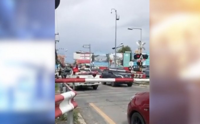 หวุดหวิด! อุทาหรณ์กระบะจอดเลยเครื่องกั้นทางรถไฟ