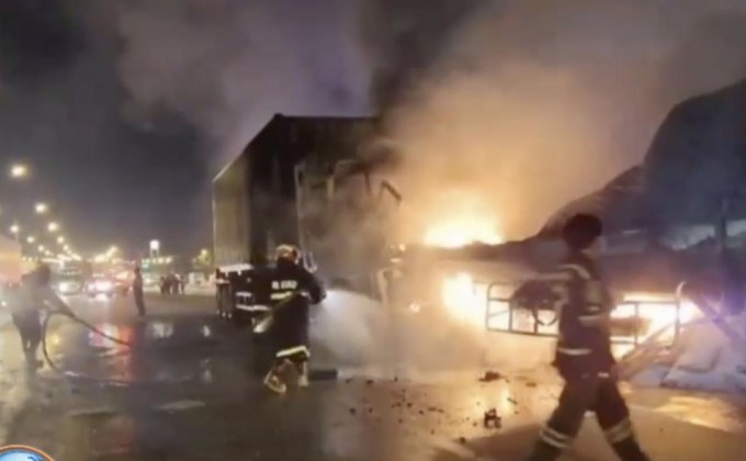 รถบรรทุกชนท้ายเพลิงไหม้ ปิดเส้นทางมอเตอร์เวย์