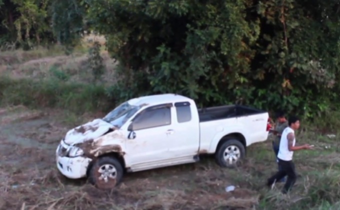 กระบะใจร้อนแซงรถเก๋งไม่พ้นตกถนนที่จ.บุรีรัมย์