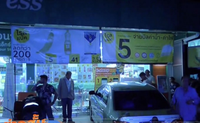 รถเก๋งชนร้านก๋วยเตี๋ยวและร้านสะดวกซื้อ