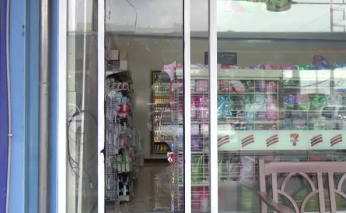คนร้ายทุบกระจกร้านสะดวกซื้อ จ.ปทุมธานี