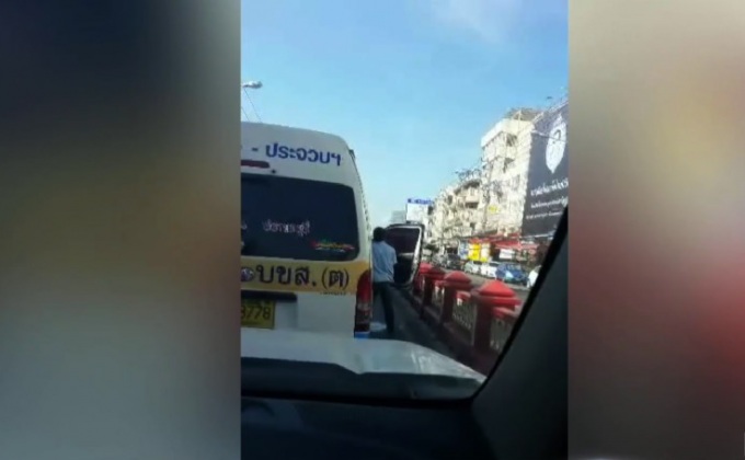 ตร.ปรับคนขับรถตู้ยืนปัสสาวะหน้าตลาดเมืองหัวหิน