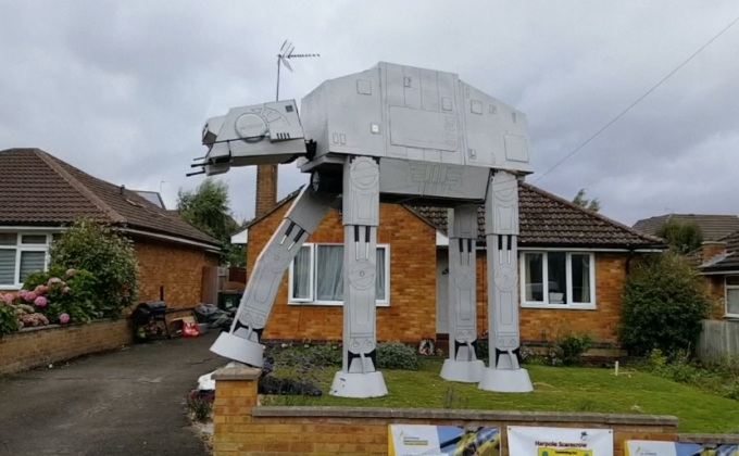 ชาวอังกฤษสร้างหุ่นจำลองจากหนังสตาร์วอร์ส