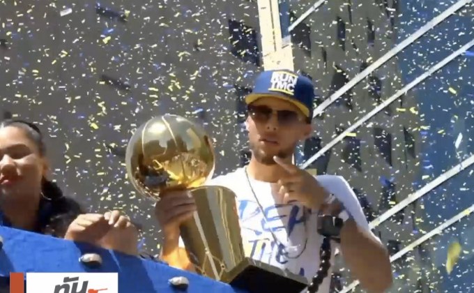 วอร์ริเออร์สพาเหรดฉลองแชมป์ “เคดี” แย้มอยู่กับทีมต่อ