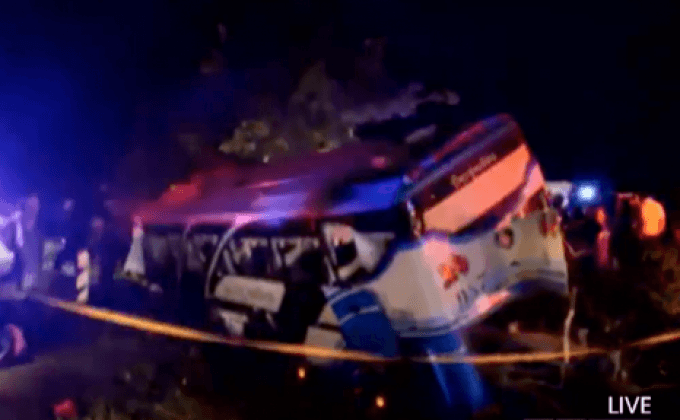 รถทัวร์ชนท้ายพ่วง 18 ล้อเสียชีวิต 2 คน