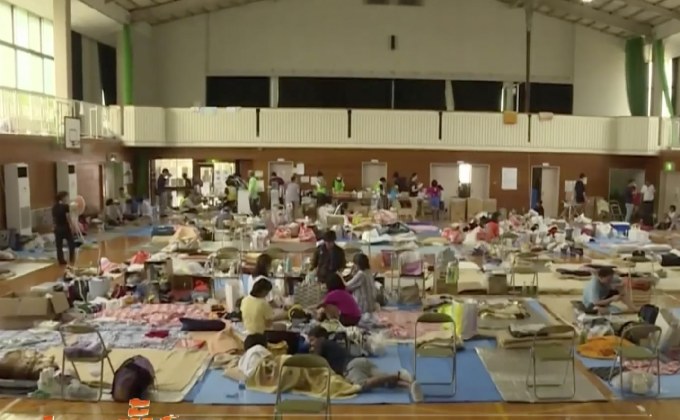 ผู้ประสบภัยน้ำท่วมในญี่ปุ่นจำนวนมากรอความช่วยเหลือ