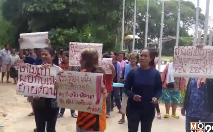 ชาวบ้านฮือไล่ ผอ.โรงเรียน จ.สุรินทร์ เหตุบริหารงานไม่โปร่งใส