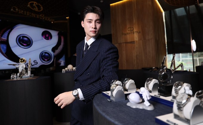 มีน-พีรวิชญ์ หล่อทะลุจักรวาล! ร่วมฉลองเปิด ORIENT STAR คอนเซปต์บูติคแห่งแรกของโลก พร้อมเผยโฉมนาฬิการุ่น “Land of Smile” สุดเอ็กซ์คลูซีฟ
