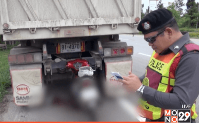 หนุ่มเล่นมือถือเพลิน ขับ จยย.พุ่งชนท้ายรถพ่วง