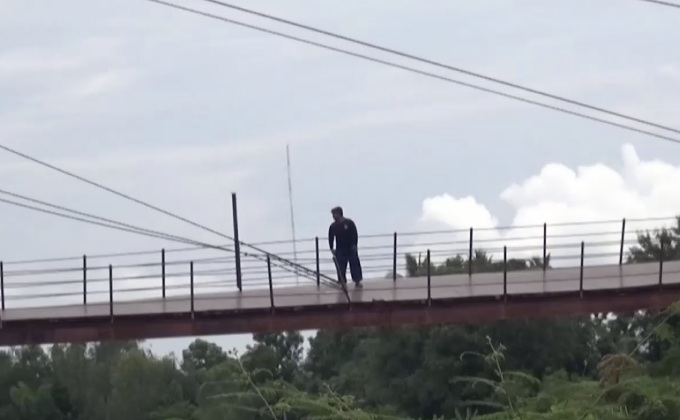 เร่งซ่อมสะพานข้ามแม่น้ำน่าน จ.พิษณุโลก หลังเหล็กยึดสลิงขาด