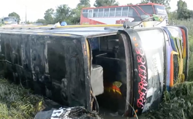 เกิดอุบัติเหตุรถรับส่ง พนง.พลิกคว่ำสาหัส 15 คน