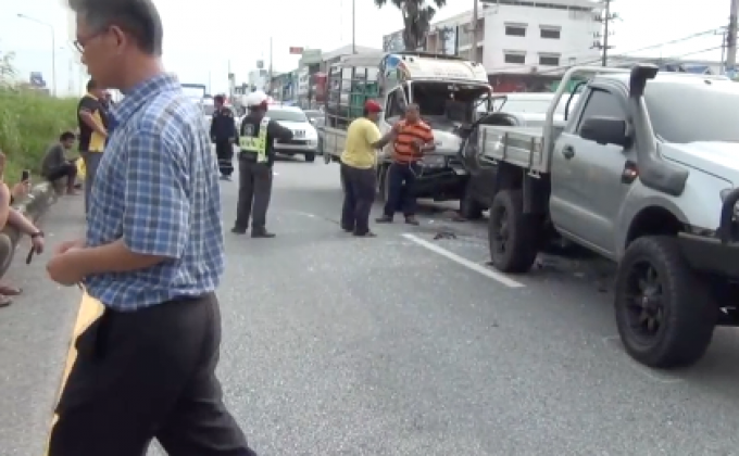 รถบรรทุกแก๊สชนรถ 4 คันรวด จ.ชลบุรี