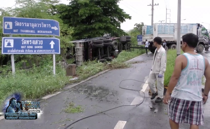 รถบรรทุกเสีย​หลักชนกำแพงบ้าน จ.ชัยนาท