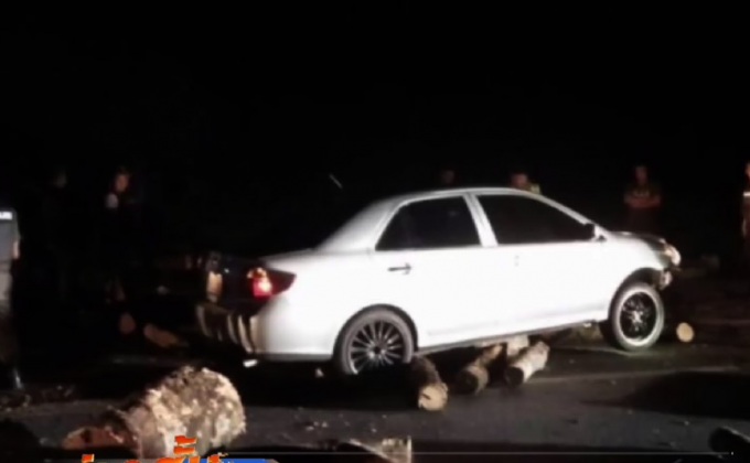 รถบรรทุกทำไม้ร่วงเกลื่อนถนนรถขับตามชนเจ็บ