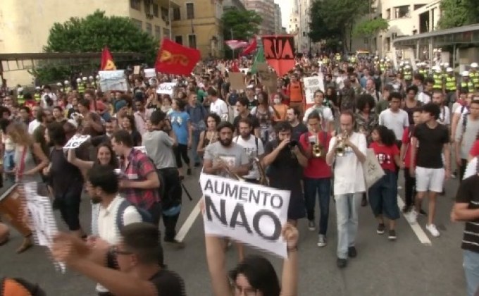 ระท้วงเรื่องขึ้นค่าบริการรถโดยสารในบราซิล