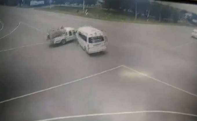 รถพยาบาลชนกระบะกลางสี่แยก จ.อยุธยา