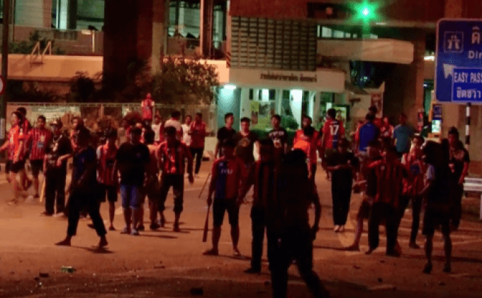 แฟนบอล “เมืองทองฯ-ท่าเรือ” ตีกันเละหลังศึกลีกคัพ