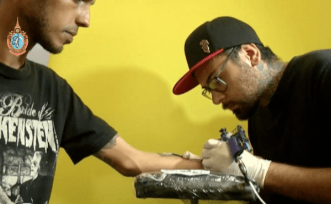 บริจาคอุปกรณ์การเรียนแลกการสักในเวเนซุเอลา