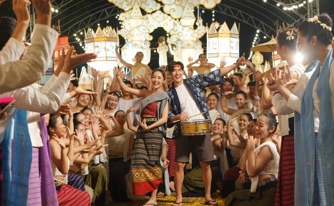 อลังการซีนใหญ่ “สาปเมือง” น้ำตาล-ตี๋ นำทัพคนในชุมชนกว่า 300 ชีวิต เนรมิตขบวนแห่สุดตระการตา เสิร์ฟเคมี “หวานฟุ้ง” ทะลุจอ 14 พ.ค. นี้