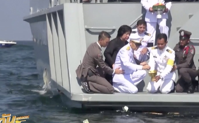 จัดพิธีลอยเถ้าดอกไม้จันทน์หน้าวังไกลกังวล – ทะเลหาดเจ้าสำราญ