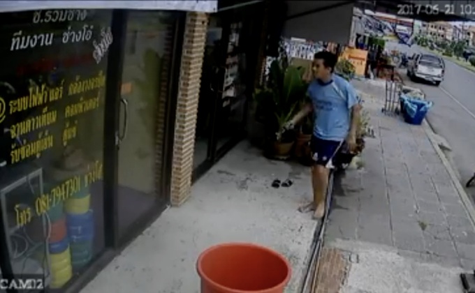 วัยรุ่นทะเลาะแฟนพังประตูร้านค้าเสียหาย