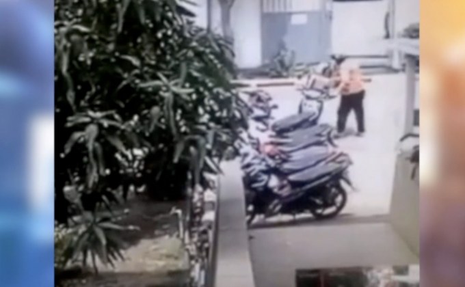 พนักงานส่งของบริษัทดังมือไว ฉกหมวกกันน็อคในที่จอดรถ