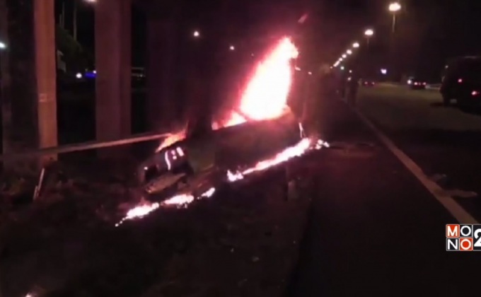 รถยนต์พุ่งชนราวเหล็กไฟลุกท่วมเสียชีวิต 2 คน